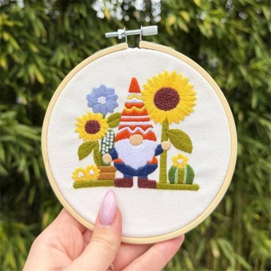 Gnome de Jardin – kit broderie traditionnelle avec Cercle 15 cm