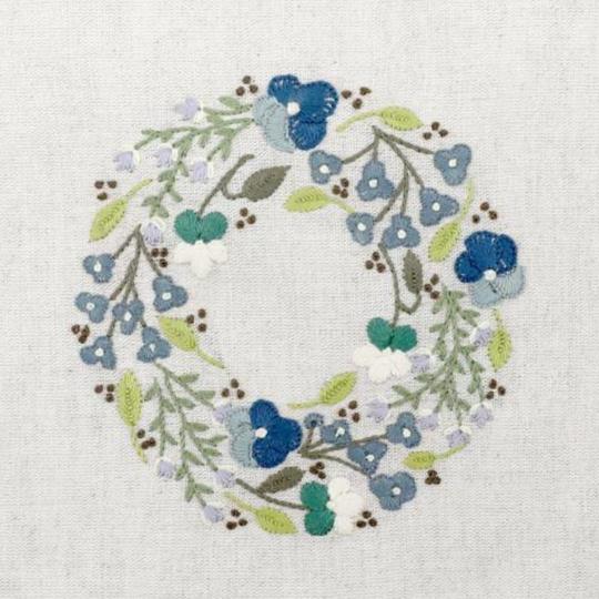 Petite couronne de pensées ( Mars) - Kit Un chat dans l'aiguille