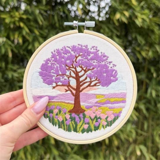 Jacaranda sur la plaine – kit broderie traditionnelle avec Cercle 15 cm