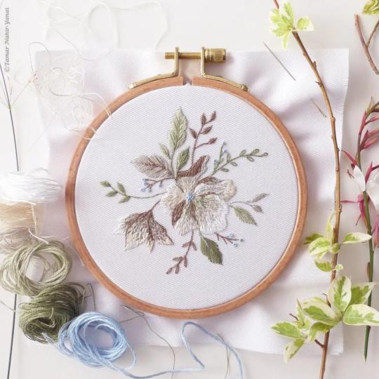 Plongée dans la floraison – kit broderie traditionnelle – Tamar Ny