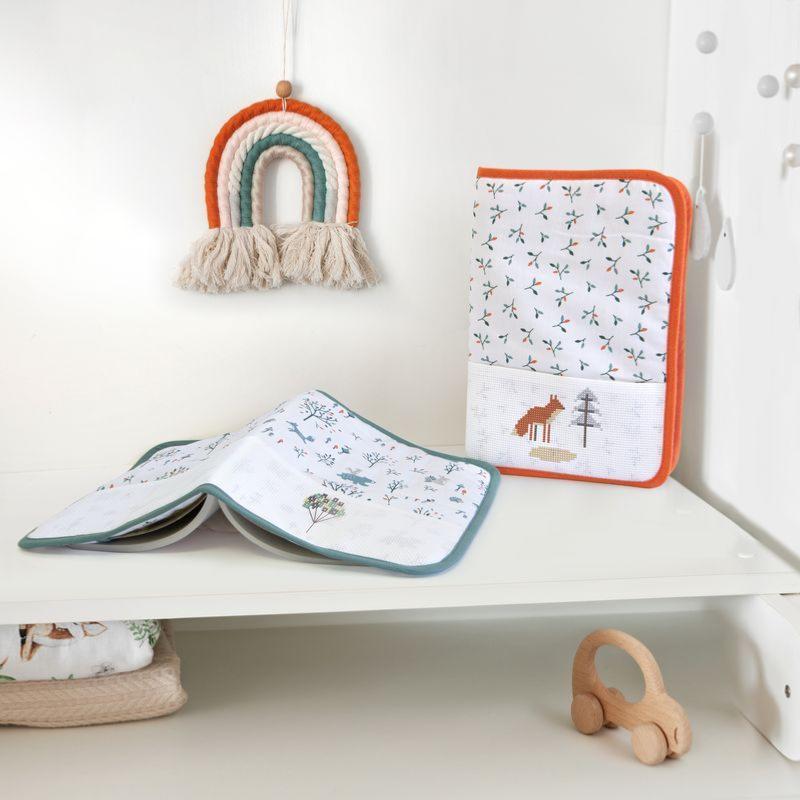 DMC Couverture Carnet De Santé Bébé à Broder – Motif Feuillage Élégant, Toile Aïda Incluse + Motif Gratuit