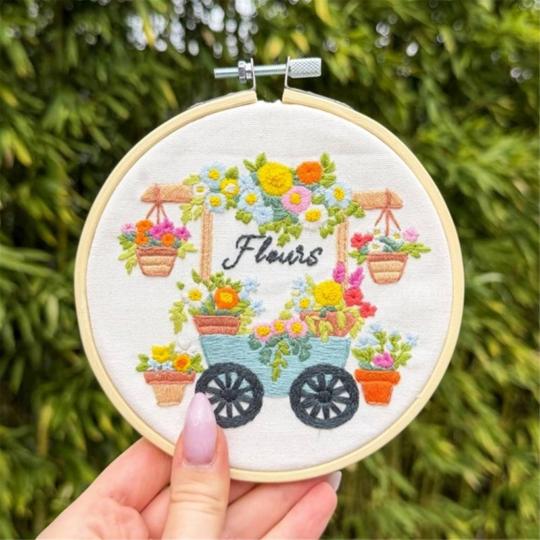 La Brouette Fleurie – kit broderie traditionnelle avec Cercle 15 cm