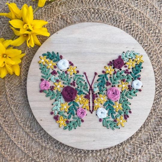 Papillon Floral – Kit de broderie sur bois – Kneckes &Compagnie
