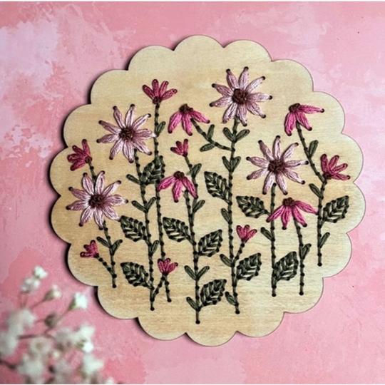 Fleurs roses – Kit de broderie sur bois – Kneckes &Compagnie