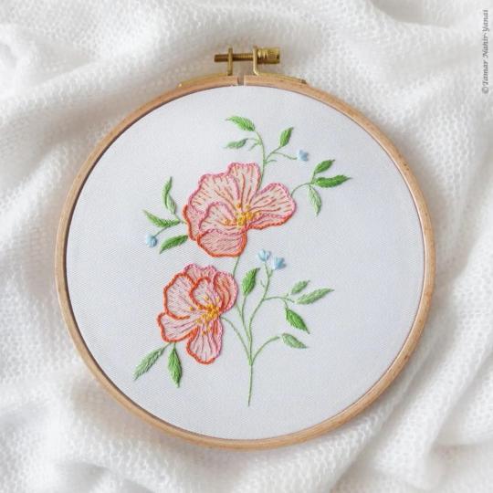Fleurs roses et oranges – kit broderie traditionnelle Tamar Ny