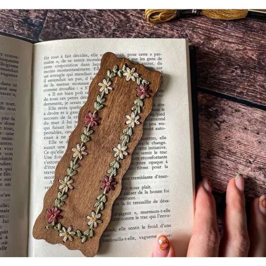 Marque page floral teinté – Kit de broderie sur bois – Kneckes &Compagnie