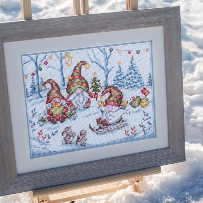 Dimensions Kit Point De Croix Noël – Red Truck & Gnomes Holiday, Aida Bleu 14ct, Cerceau Bambou 15.2 Cm, Motif Rond Festif