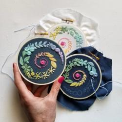Spirale Fleurie - Kit broderie traditionnelle débutant