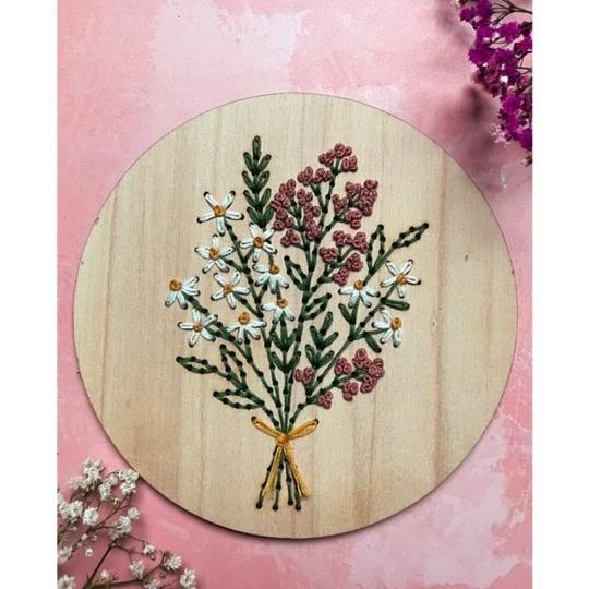 Décoration Florale – Kit de broderie sur bois – Kneckes &Compagnie