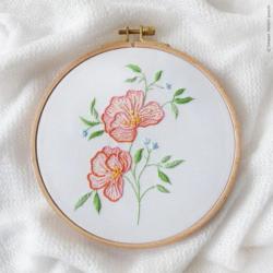 Fleurs roses et oranges – kit broderie traditionnelle Tamar Ny