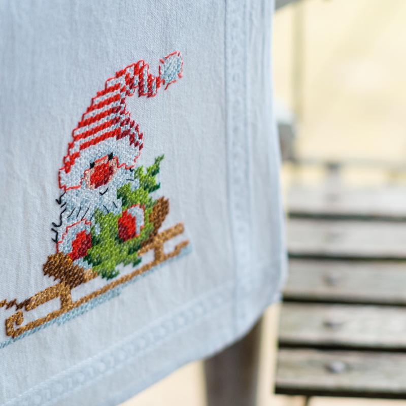 Vervaco Kit Broderie Pré-Imprimé Chemin De Table GNOMES DE NOËL Complet Set DIY Adulte Decoration Manuelle Loisir Créatif Cadeau Femme ca. 40 x 100 cm Embroidery Patron