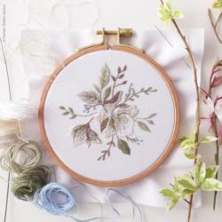 Plongée dans la floraison – kit broderie traditionnelle – Tamar Ny