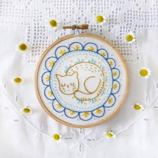 Sleepy Cat – kit broderie traditionnelle – Tamar Ny