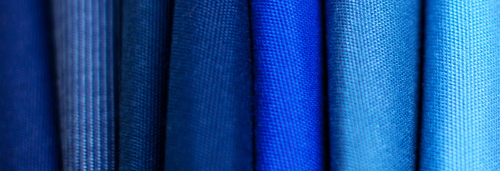 Tissu broderie en lin bleu