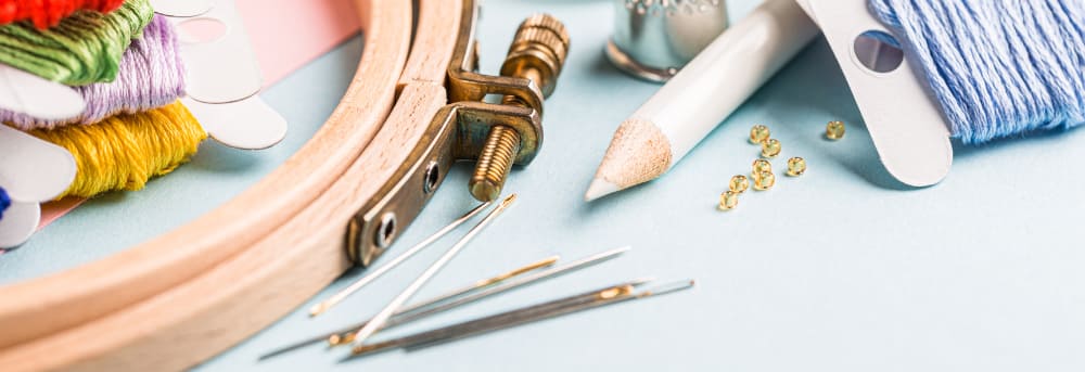 L'ensemble D'accessoires Et De Bijoux à La Broderie, Mercerie, Accessoires  De Couture Vue Supérieure, Lieu De Travail D'ouvrière Photo stock - Image  du broderie, bouton: 88806154